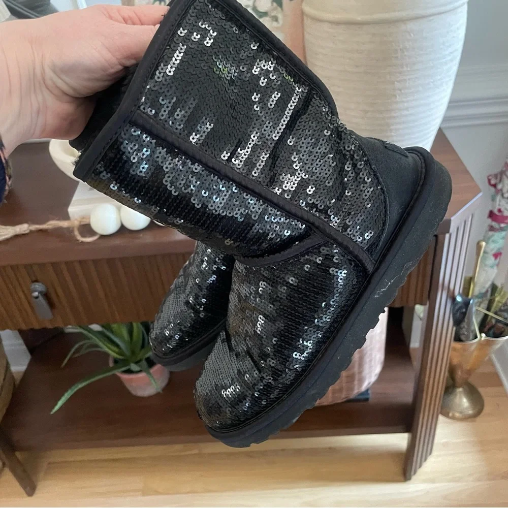 EUC BLACK UGG CLASSIC SHORT SEQUIN BOOTS Size 6